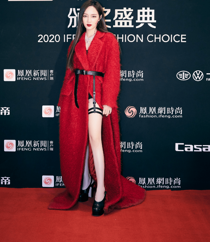 孟佳走红毯被"腿环"抢镜!