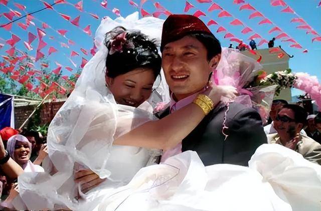 杜锋儿子篮球天赋高,能隔扣妹妹,妈妈照顾兄妹,爸爸常年不回家