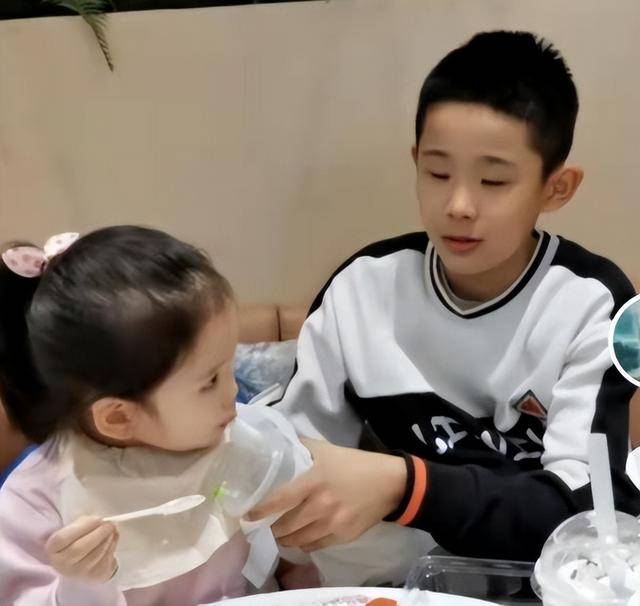 杜锋儿子篮球天赋高,能隔扣妹妹,妈妈照顾兄妹,爸爸常年不回家_虎头