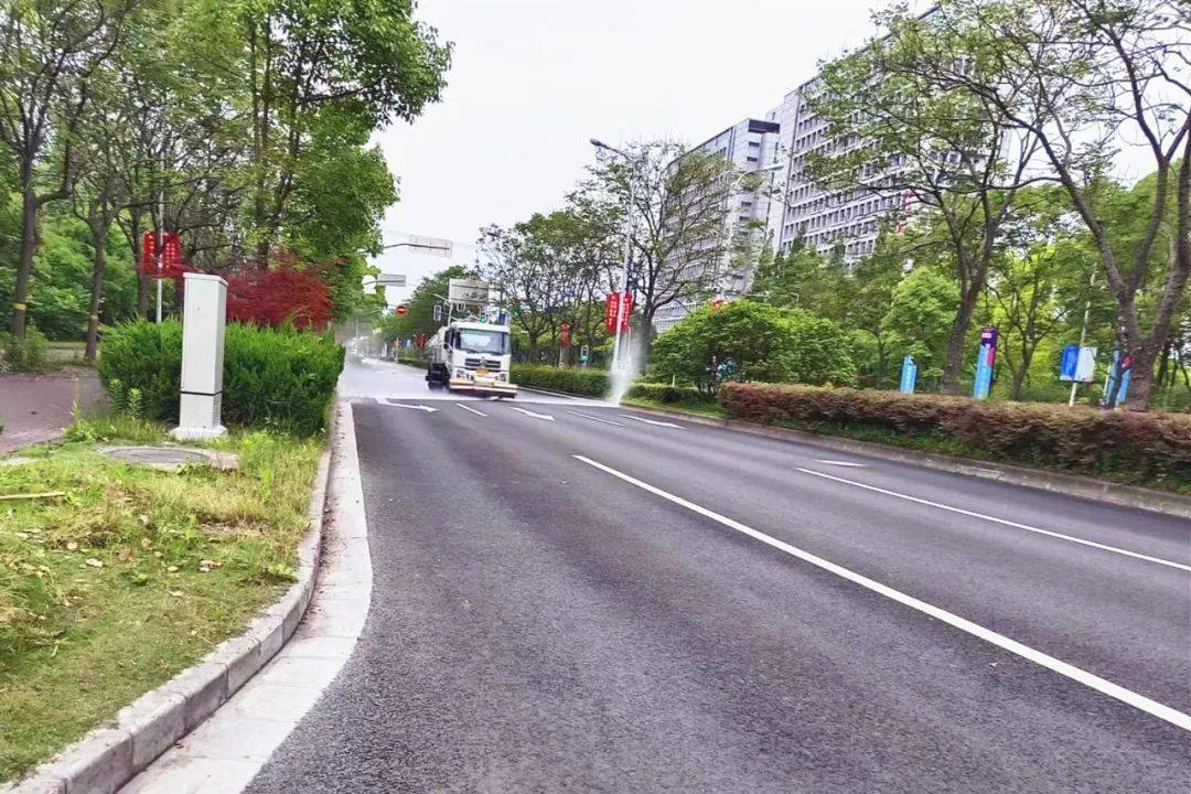 区绿容系统着力提升宝山市容市貌_作业_进行_杨泰路