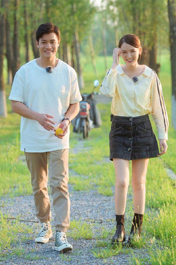 曾伟昌为陈乔恩拍照片(下图)曾伟昌为女朋友拍照片陈乔恩拍照片时比