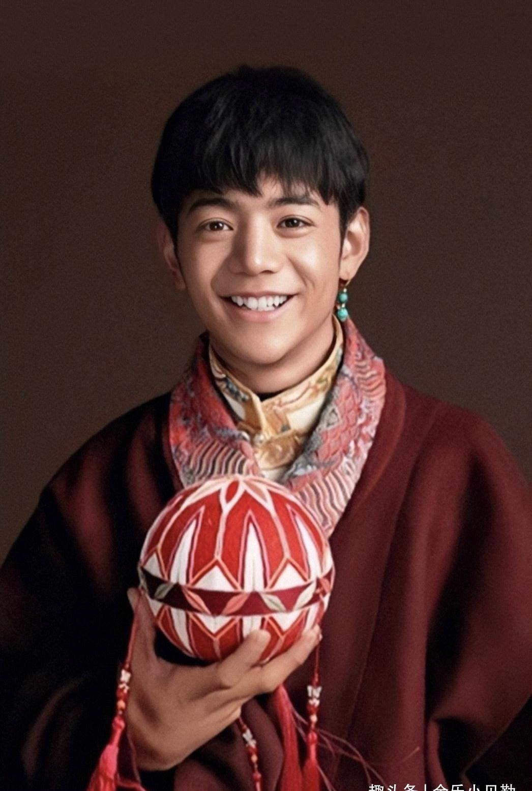 丁真王子新造型曝光,首穿骑士服超飒,一口白牙笑容