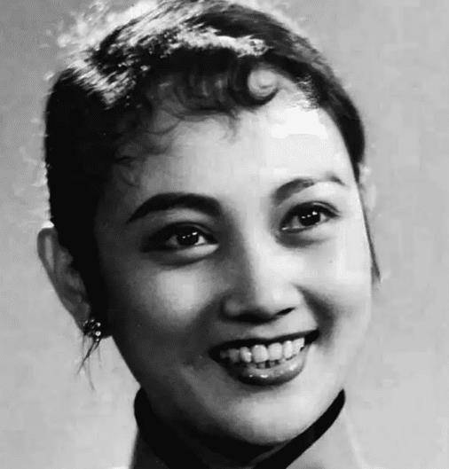 原创88岁的王晓棠老了仍不失优雅简单朴素的打扮遮掩不住身上的气质