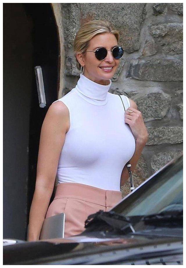 伊万卡对自己真狠这么紧的高领毛衣硬塞进去勒出尤物身材