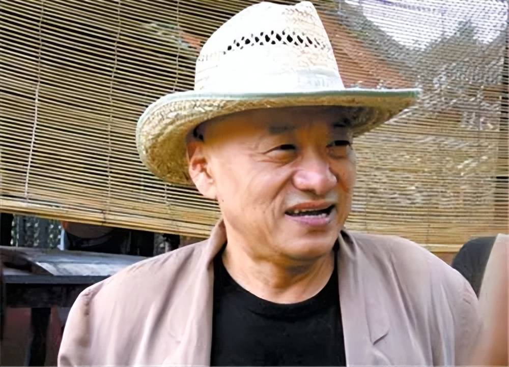 凌峰定居泰国曝近况,大口吃33元简餐精神佳,说山东话显亲切_视频_台湾