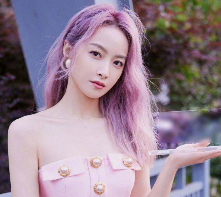 以为宋茜在回来这八年时间来,几乎没有染过什么非常出挑的发色,都是