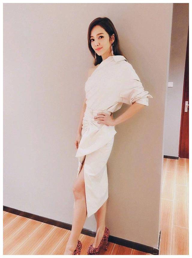 侯佩岑太会穿,印花西装搭浮夸蛇皮靴穿出高级感,"贵妇感"十足_裙子