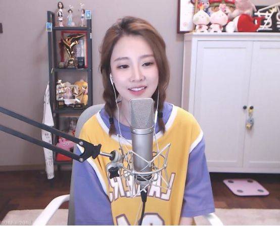 冯提莫,真名冯亚男,1995年12月19日出生于重庆,斗鱼女主播,直播关注