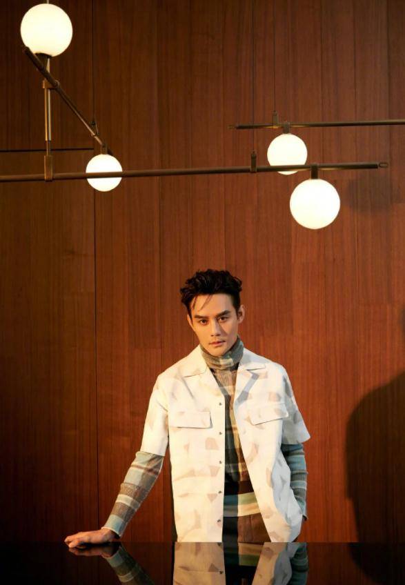 王凯才是"行走的衣架子",穿格纹毛衣配印花外套,尽显型男气质_发展