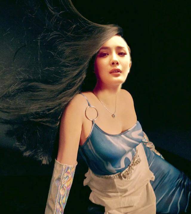 李雪琴男人装造型引争议这画风杨幂也hold不住