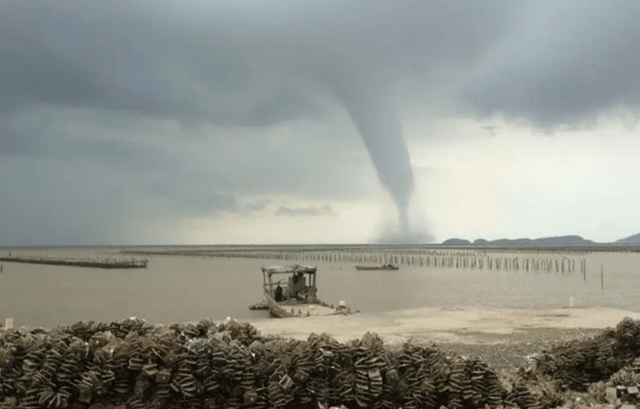 不过,类似的"小型龙卷风"往往很快就会消散,像这种在河面上"到处转来