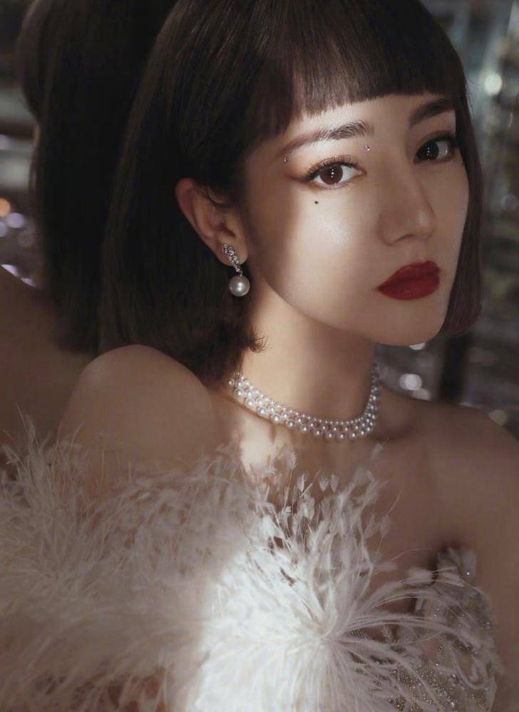 原创热巴的红毯造型再次惊艳网友短发配羽毛贵妇装有种名媛的贵气