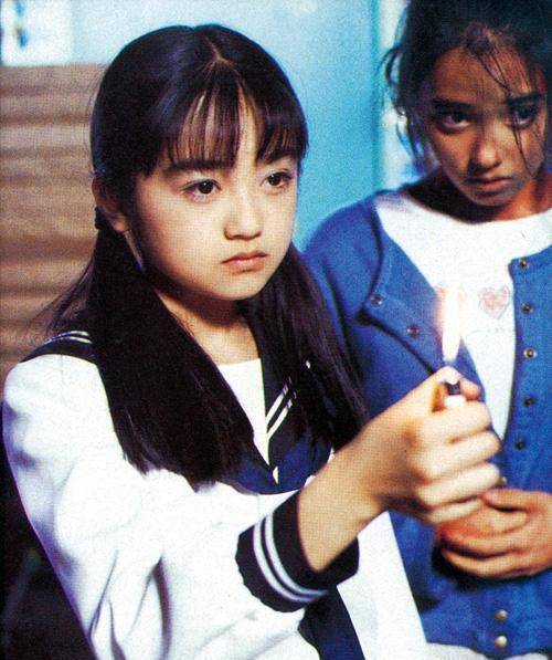 在当年只有12岁的安达佑实,用极具感染力的演技,打动了国外民众的心