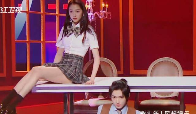 原创关晓彤跳舞嫌裙子短故意并拢双腿看清腿型才知鹿晗眼光多毒