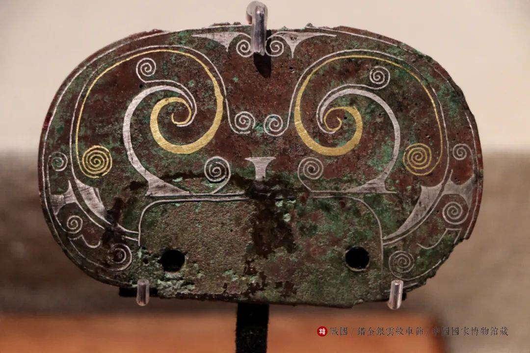 在之前介绍画屏的专题中,介绍了一件错金银铜虎噬鹿屏风