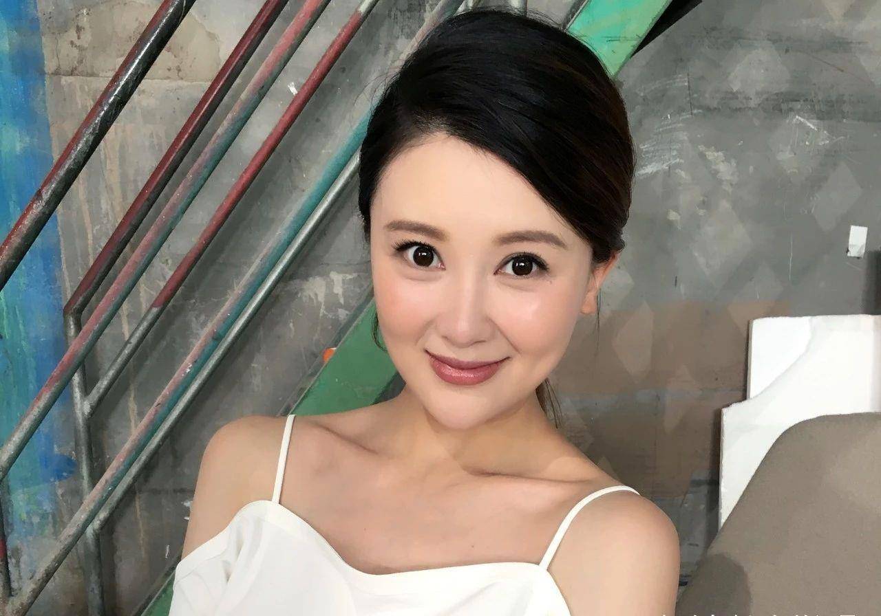 37岁富婆甘薇罕晒时尚照!