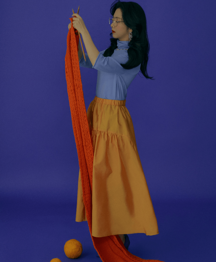 原创谭松韵大片挑战白丝袜微醺妆配卷发复古少女太适合她了