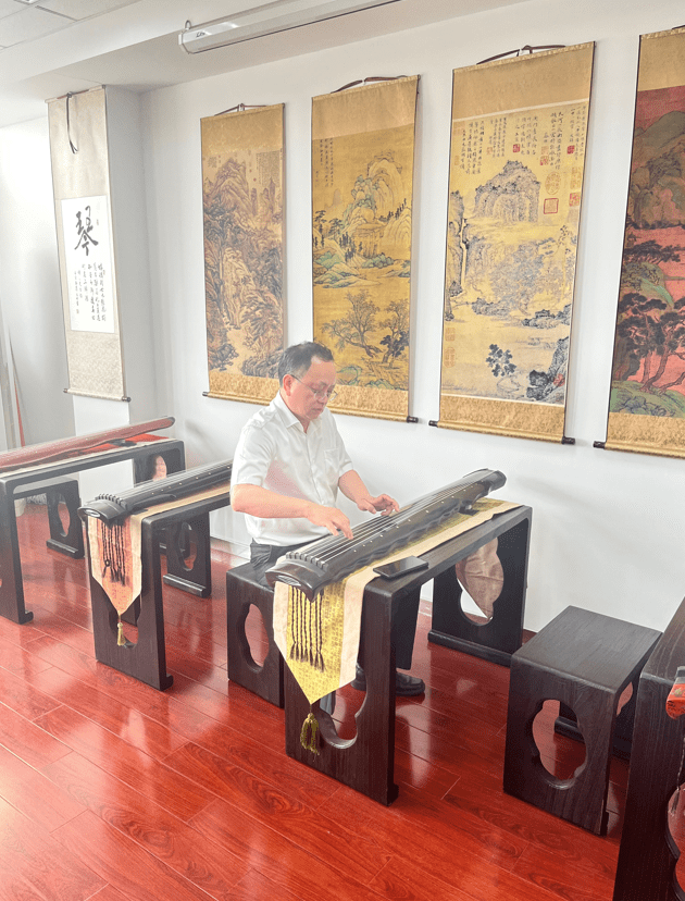 会议中间,扬州叶子花道馆叶子老师展演了小源流花道