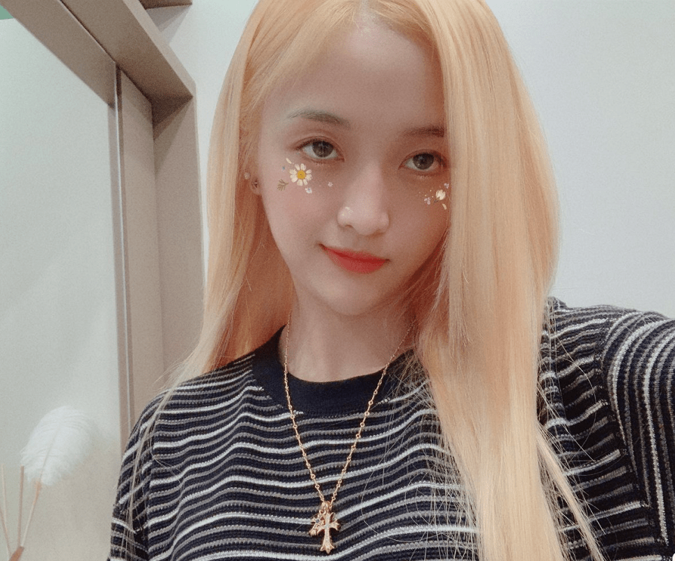 有种"整容"叫吴宣仪染金发,直接变了个人,一般人不敢染的颜色_金色