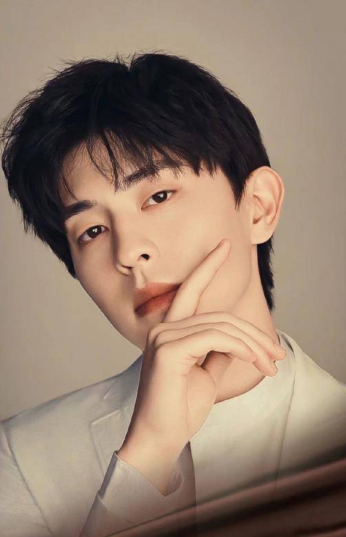 原创邓伦新剧路透照曝光民国长衫造型气质儒雅网友好白美的哥哥