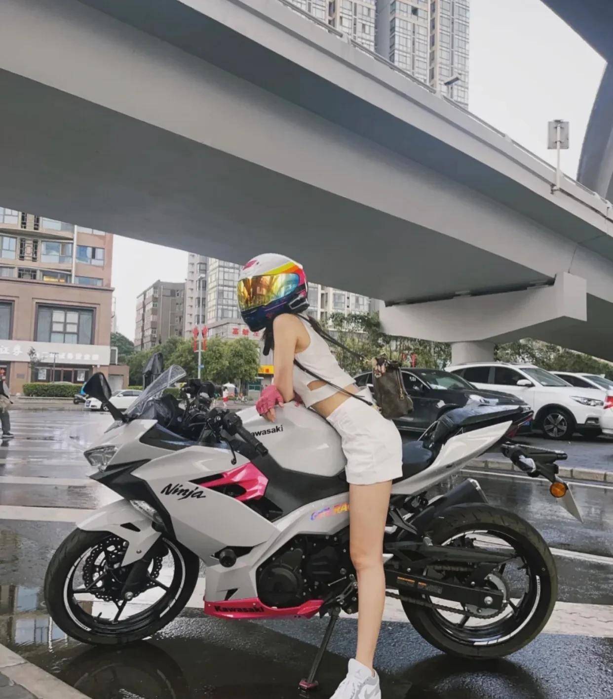 现在也是正宗的机车女孩喽,感觉自己超酷der