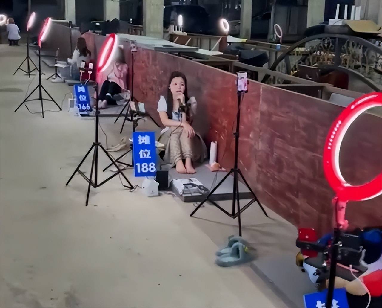 男子看大批美女街头直播眼前一幕看呆网友还有摊位牌号