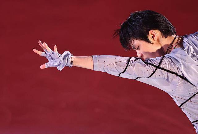 羽生結弦帶領舞臺,無論是集體表演還是個人表演,羽生結弦都盡了最大的