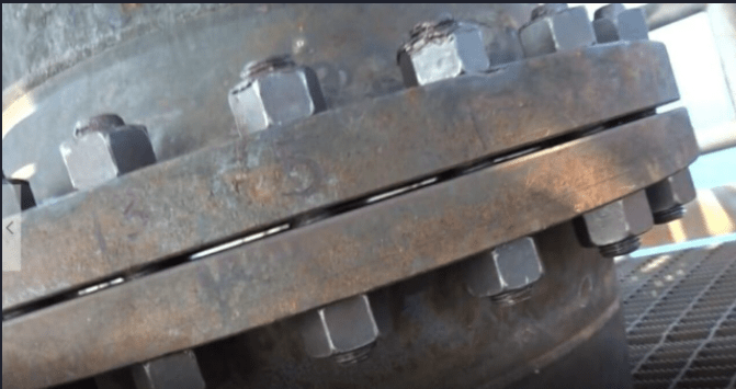 图片所示为在管路上安装了新型法兰垫片2,液化天然气 (lng) 和液化