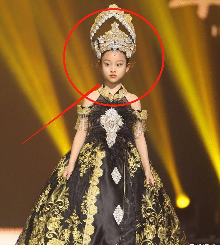 原创李小璐女儿走秀台风超稳我却关注钟丽缇女儿气质丝毫不输甜馨