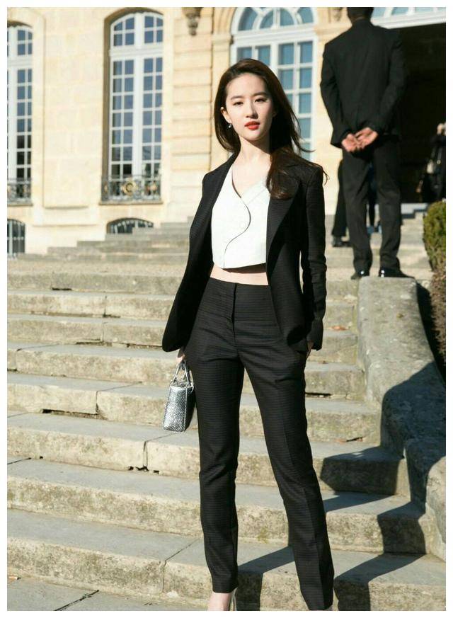 刘亦菲美得太高级,穿西装搭小背心波浪卷太有女人味,气场太飒了_西服