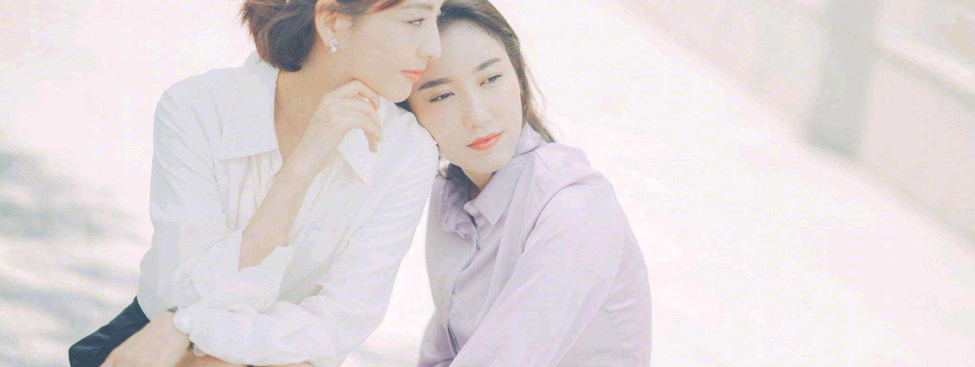 高露和佟丽娅难得同框,两人都穿了衬衫,穿搭造型一个比一个高级_设计