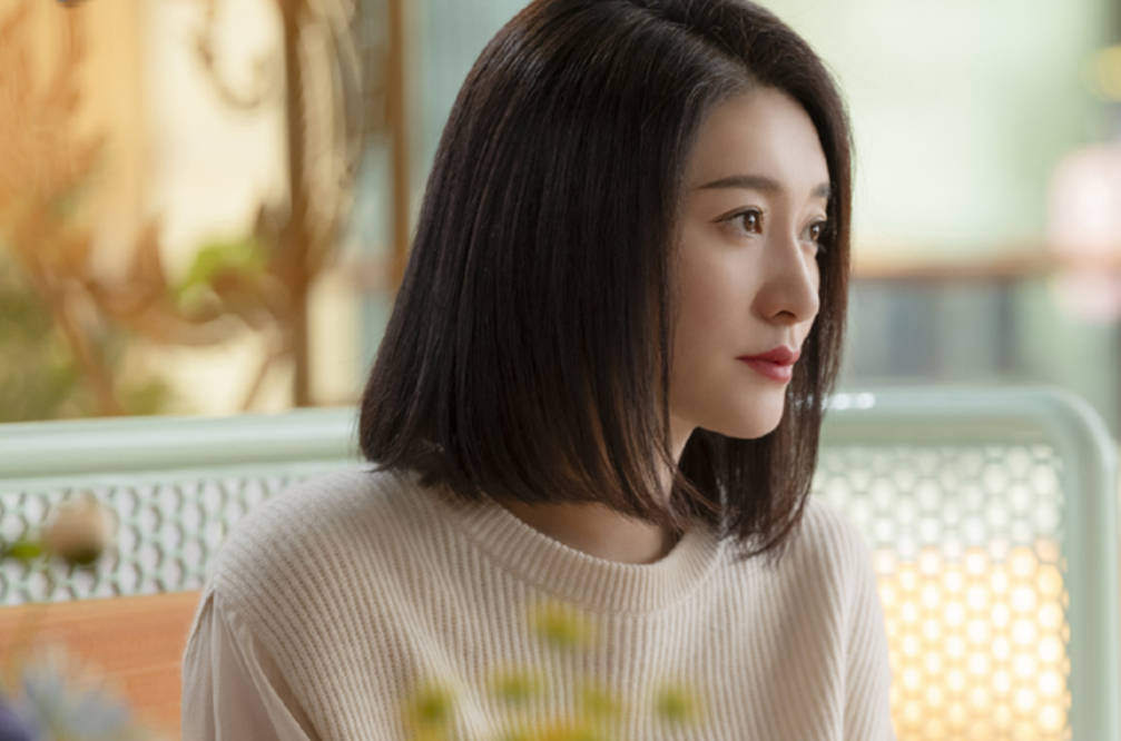 氛围感直接拉满,李小冉穿着紧身裙好身材一览无余,优越的侧脸衬托精致