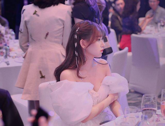 原创程潇穿白色泡泡袖拖地裙走红毯造型甜美又梦幻却不及身材抢镜