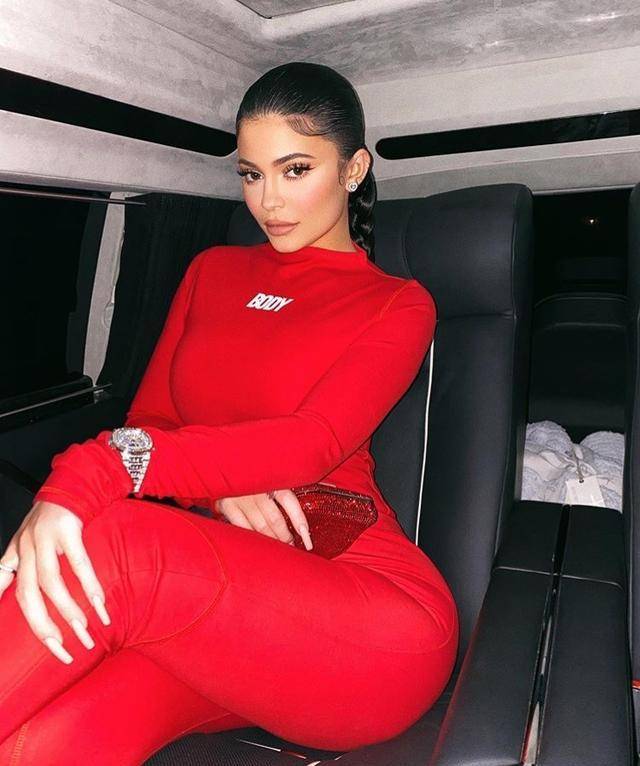 素颜化妆简直判若两人,丝毫不耽误秀"巨胯"_凯莉·詹娜_身材_造型