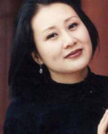 1995年在深圳拍戏时遇见了自己的丈夫张建全,他曾是一名作家,两人可以