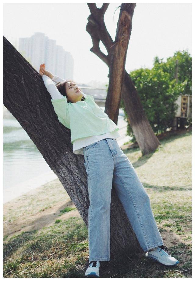 原创沈月靠树干凹造型穿绿色t恤配牛仔直筒裤网友相信她1米6