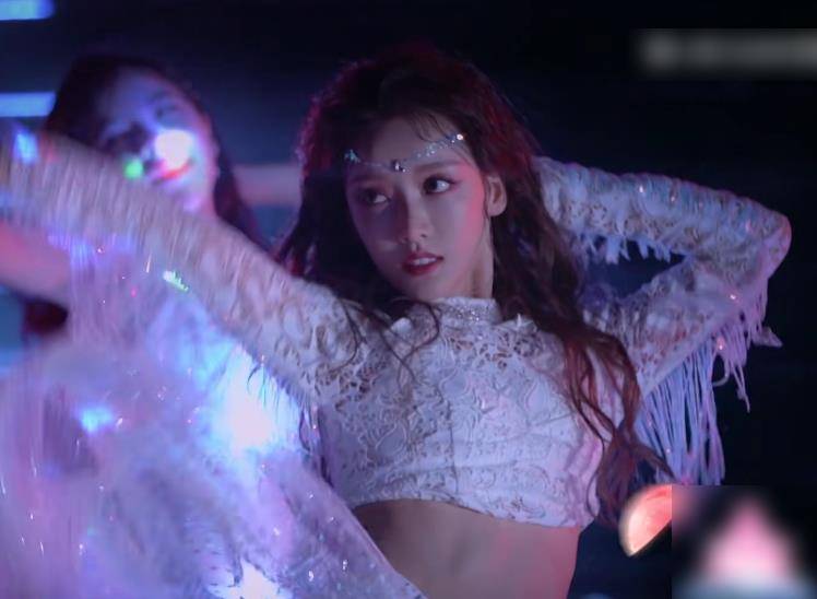 原创终于等到姜贞羽重返舞台当她换古装造型跳舞美得好像一副古画