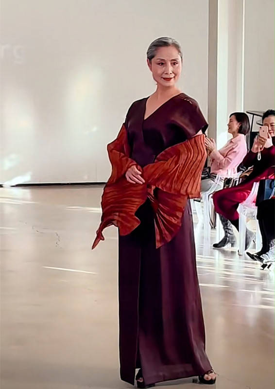 同理,上了年纪的老奶奶若一直缅怀过去,沉溺于少女感穿搭中无法自拔