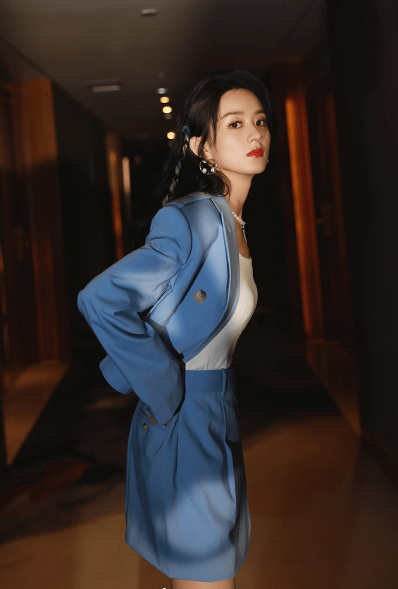 赵丽颖最新直播造型,西装搭短裙尽显"麻杆腿"