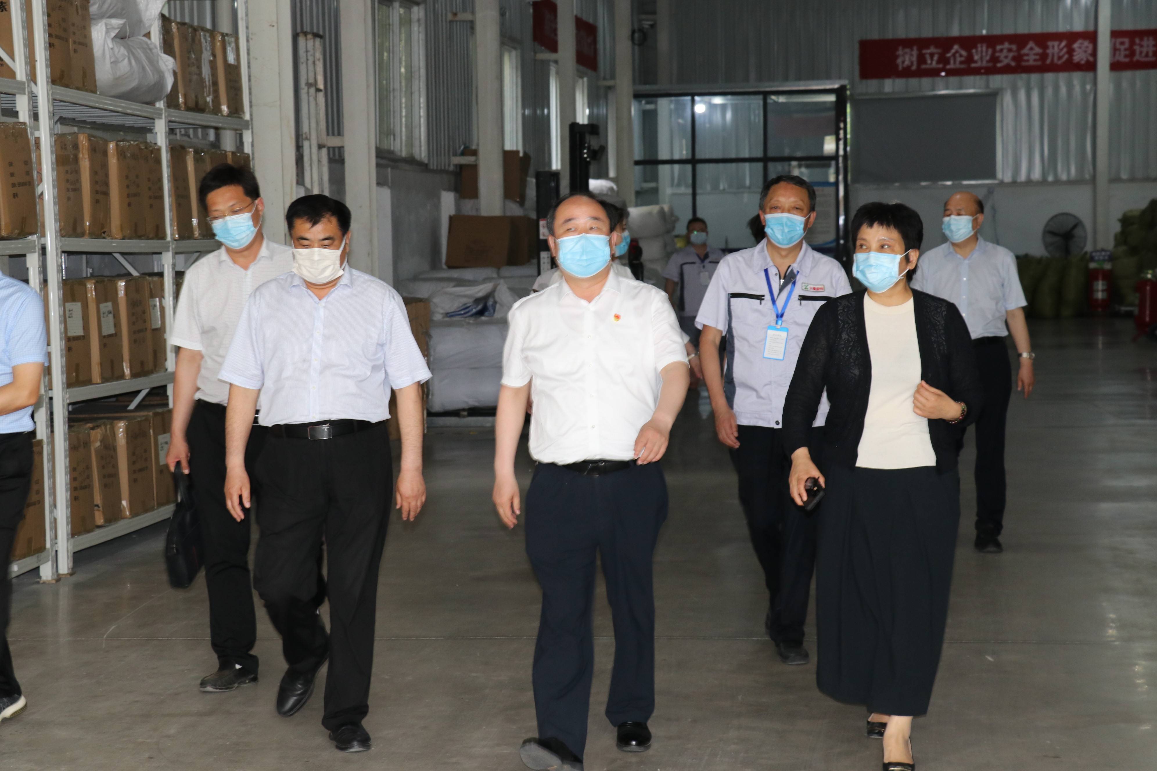 同心协力助力企业做大做强内乡县支持河南天曼服饰发展调研座谈会纪实