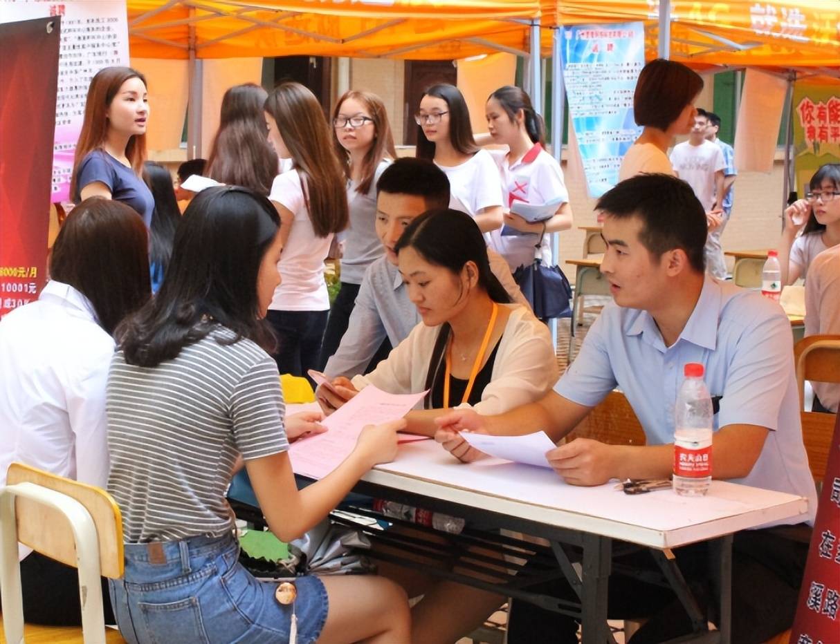 原创官方传来好消息家里蹲的应届大学毕业生不用为就业发愁了