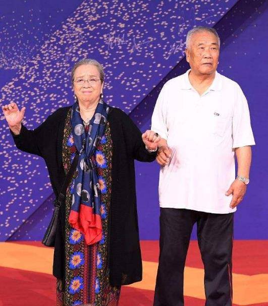 "容嬷嬷"李明启:11岁丧父,辍学养活一家人,演技太好被骂20年_丈夫