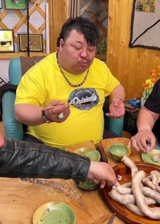 400斤恩克胖成球仍大口吃着肠包肉当年的吃播3剑客只剩他1人