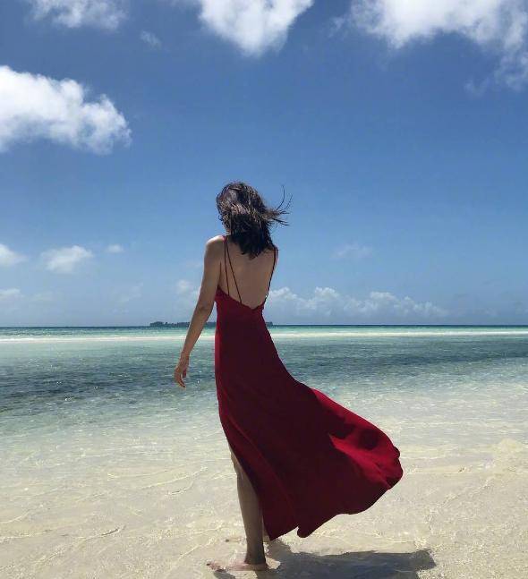 原创41岁秦岚晒沙滩照红裙秀身材超时尚腰肢纤细却被吐槽腿粗