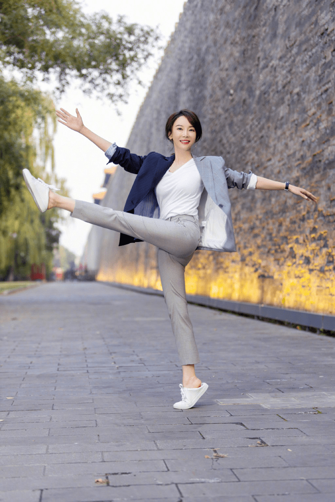 陈数晒做瑜伽的照片臀翘腰细没赘肉自律的人身材才这么优秀