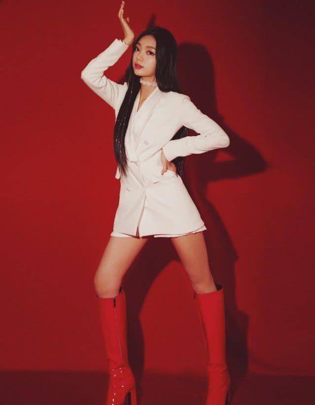 20岁李紫婷穿大红旗袍配红色高跟鞋显逆天身高有钱人气质真好