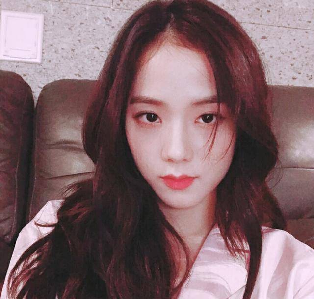 blackpink金智秀晒自拍照,清纯的人偶美貌引热议_jisoo_dior_照片