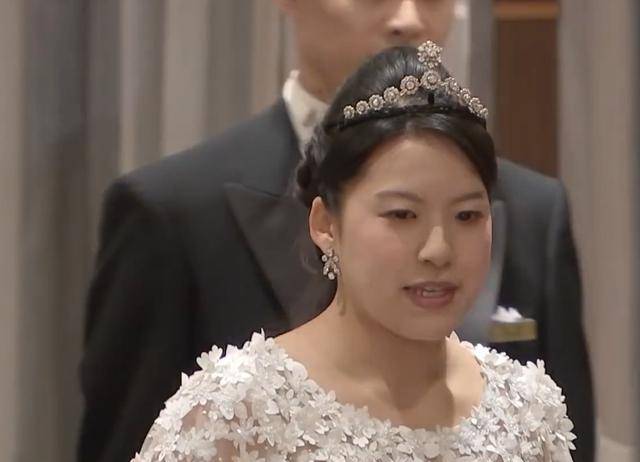 绚子婚宴上所穿的粉色礼裙就是守谷慧家送的布料.