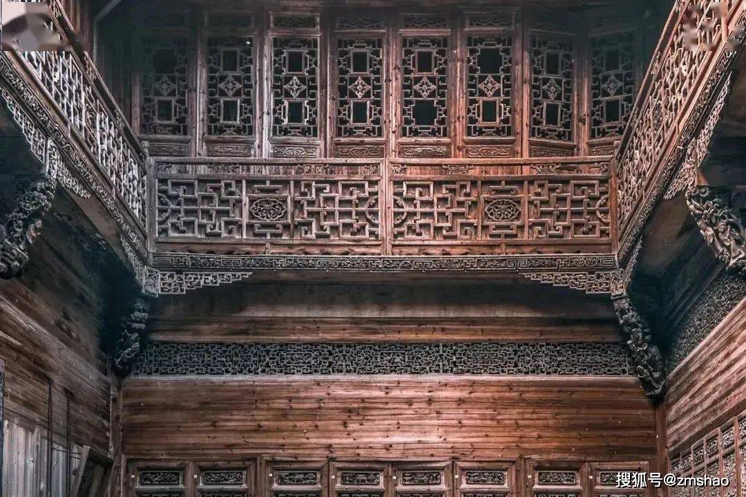 明代初年,徽派木雕已初具规模,雕风拙朴粗扩.