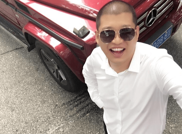 原创网红二驴为徒弟办婚礼30台劳斯莱斯摆牌面直升机为车队开路